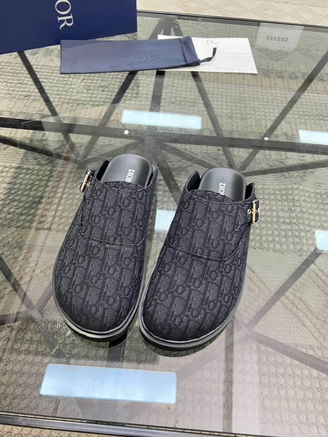 Factory price: 380💰🔍Top purchasing agent🇮🇹 Synchronized with the Dior street hero half drag counter, uppers imported from Italy with D logo cloth fabrics, high-quality complex splicing craftsmanship, soles: original soles specially provided by the original factory, exclusive event molded soles super comfortable, original factory follow-up orders, 🔍🔍high quality, you can enter and exit the counter at will, welcome to compare, code number 39-45 (order 46)